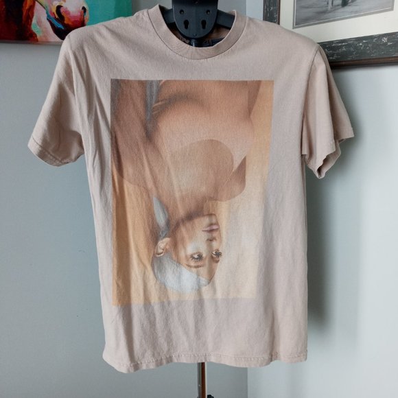 Ariana Grande Sweetener Concert Tee Size medium - Picture 1 of 6
